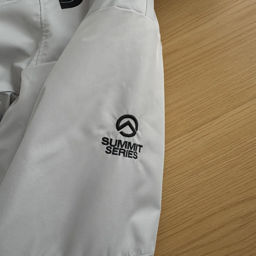 💰P390 Self-photographed. Colleagues please do not pass it off as inferior or stolen pictures! Style number: Y 66-𝗧𝗵𝗲 𝗡𝗼𝗿𝘁𝗵 𝗙𝗮𝗰𝗲｜Japanese version of North Face RETROHIMALAYAN Peak Himalayan Mountaineering Series hooded down jacket ‼ ️Can be recommended! Long-term availability, non-stop supply! Notes on returns and exchanges within 15 days of after-sales arrival: 1: Affecting 2 sales 2: Tag removal 3: Clothes have odor (such as perfume, etc.) These are not supported for returns and exchanges. Others are returned and exchanged normally! 4: If you encounter the wrong goods, wrong size, dirty damage, etc., you can contact online customer service as soon as possible to make up for the return shipping cost [Team studio, physical stall Wholesale customers, group purchasing agents, Internet celebrity supply private chat! 】 -The top original replica version refers to the highest version in China (there is no one). Our products must be high-quality (make a piece of clothing that is ZP when placed in the counter) - Filled with down cotton inside, good fluffiness, excellent thermal insulation effect. One piece is enough in winter. High Quality In Stock, can be recommended as the main product -Customized original waterproof fabric -Three-label accessories, complete accessories, original hardware Fabric: Customized 14D high-strength nylon fabric, thick texture, waterproof fabric, tear-resistant, using ZP consistent single-layer fabric (non-commercial currency contains gallbladder) Embroidery: Japanese Behringer embroidery machine, custom-made 10,000-needle electric embroidery, using imported No. 7 needles and imported embroidery thread, the embroidery is full and three-dimensional, 100% restored to ZP. Accessories: Use original Yoshida YKK zipper, with clear lettering, high weight, and can withstand 100,000 pulls and wear. Drawstring, multi-function buckle, Velcro, washable label, laser anti-counterfeiting, all are original molded 1:1 pairs at the counter, making down cotton woven categories, making an original product with heart, so that every customer has the confidence to introduce to his customers: This is the top replica version in China. Color: Black Gray Size: S M L XL XXL